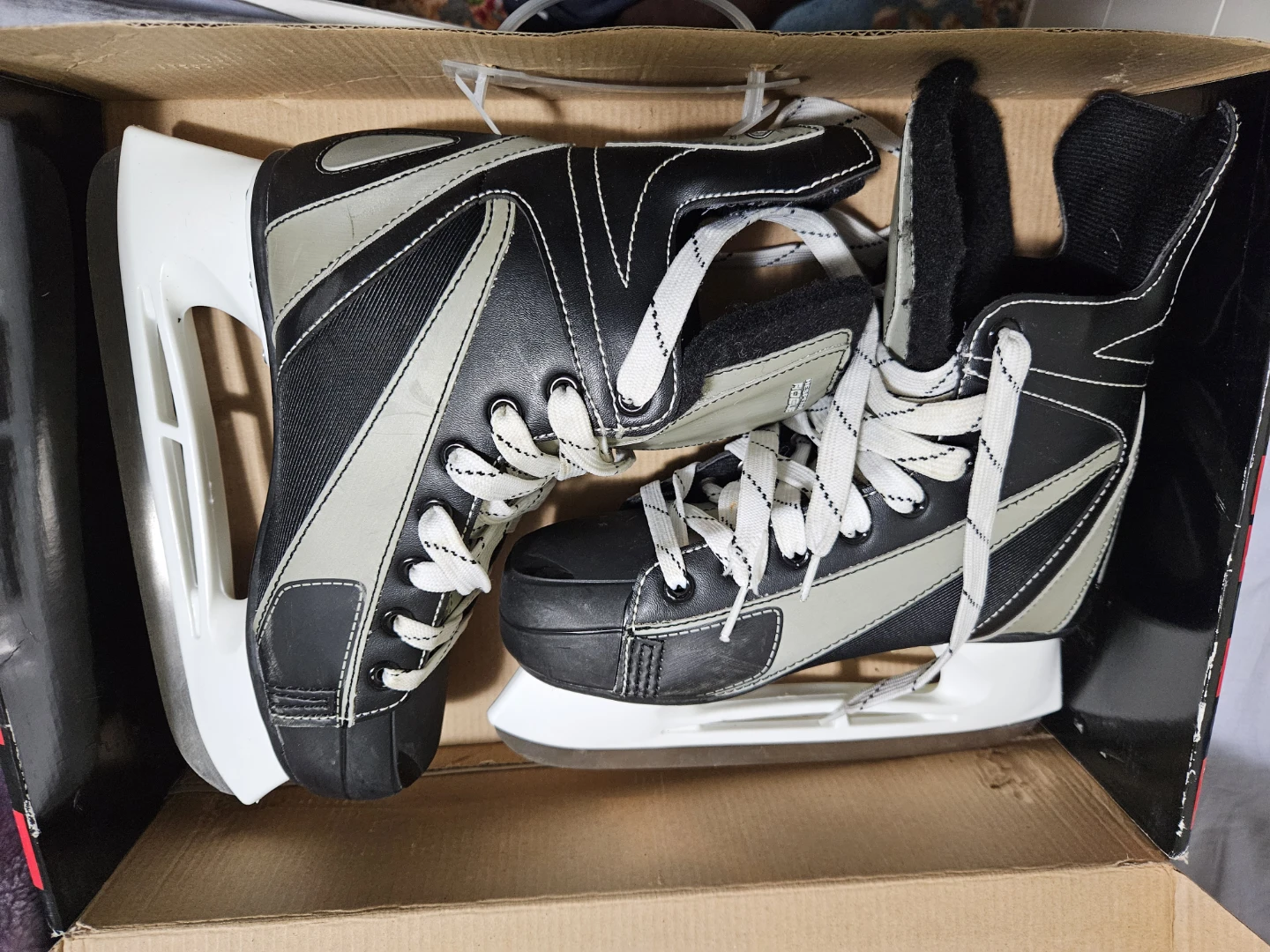 Hespeler Rogue Hockey Skates - Size 7