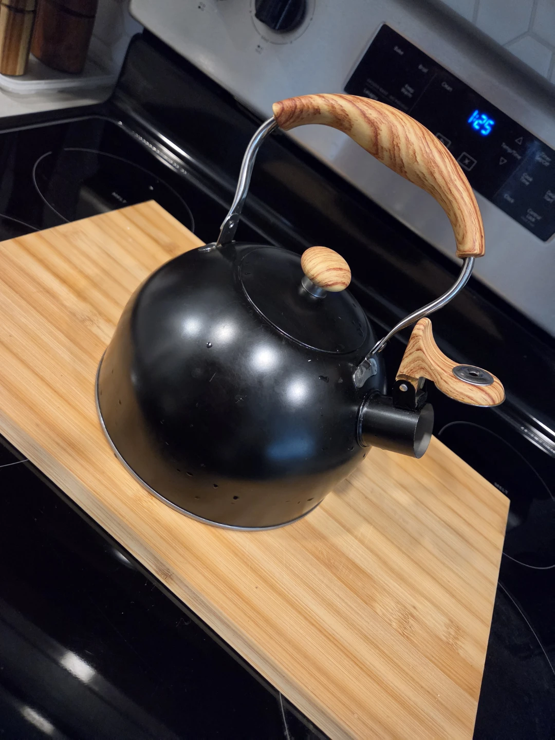 Black 2.5L Whistling Stovetop Kettle