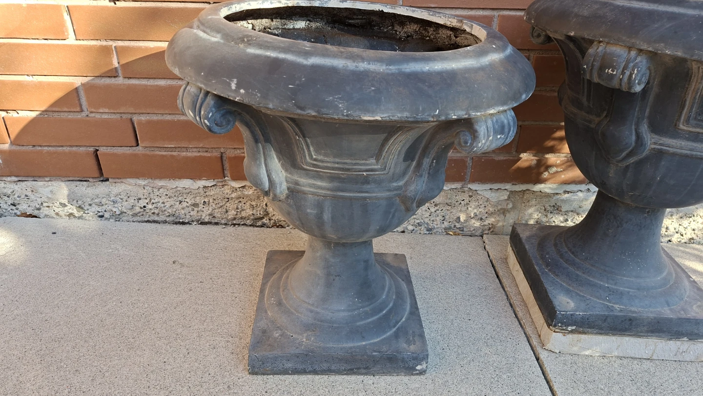 Pair of  fiberglass black urn planters - photo 2