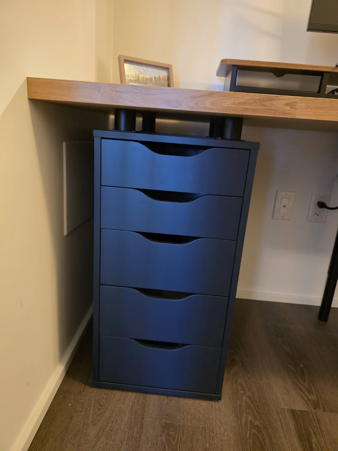 Desk - photo 2