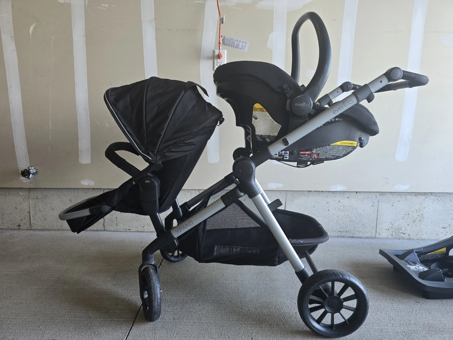 Evenflo Pivot Xpand Stroller and Car Seat and Base