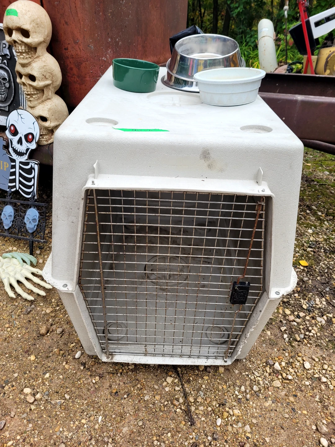 Large plastic pet crate. Fits my mastiff.  Asking $40 obo