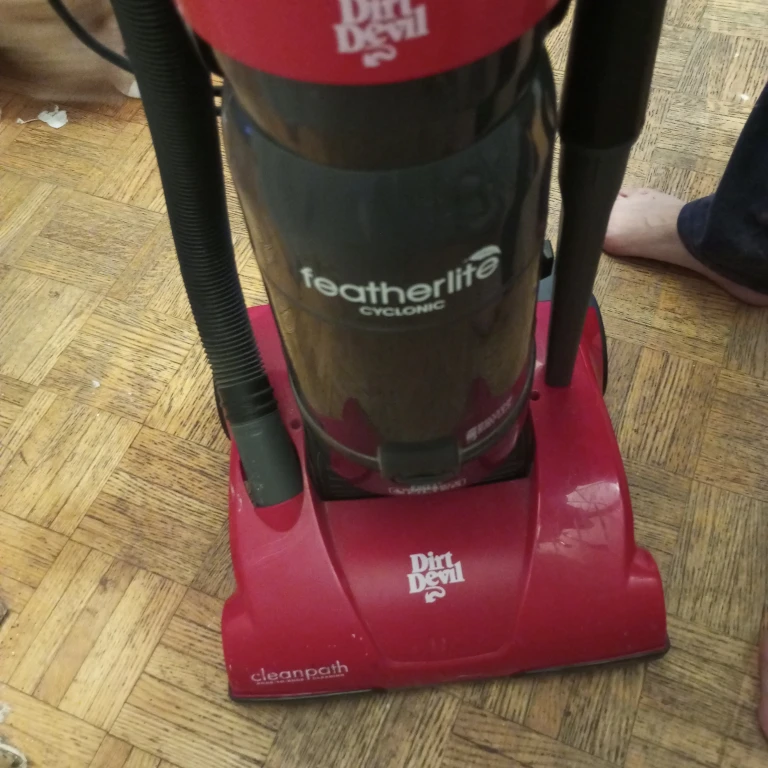 Dirt Devil Featherlite Cyclonic Vacuum - photo 4