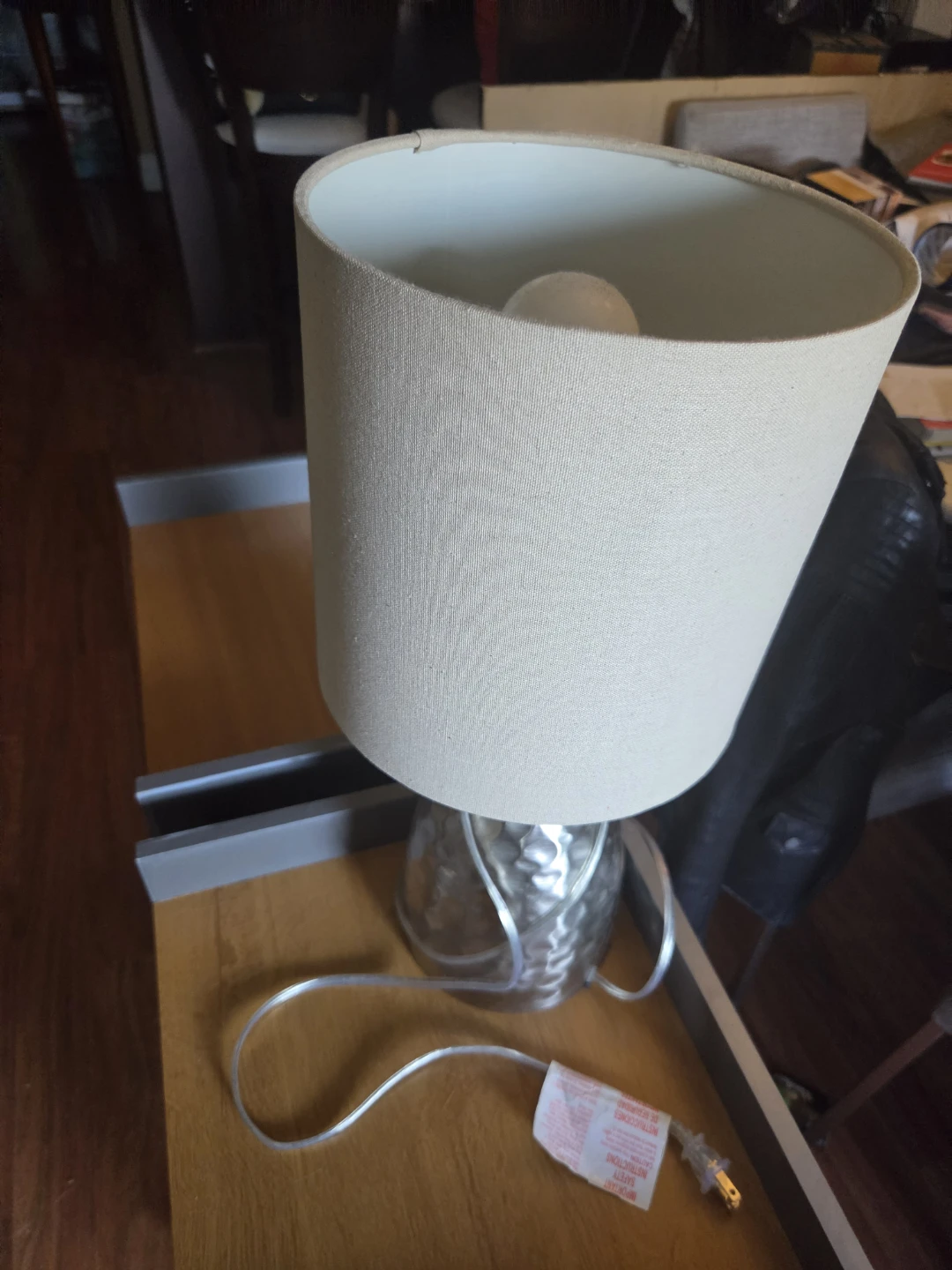 Table lamp with textured metal base - photo 2