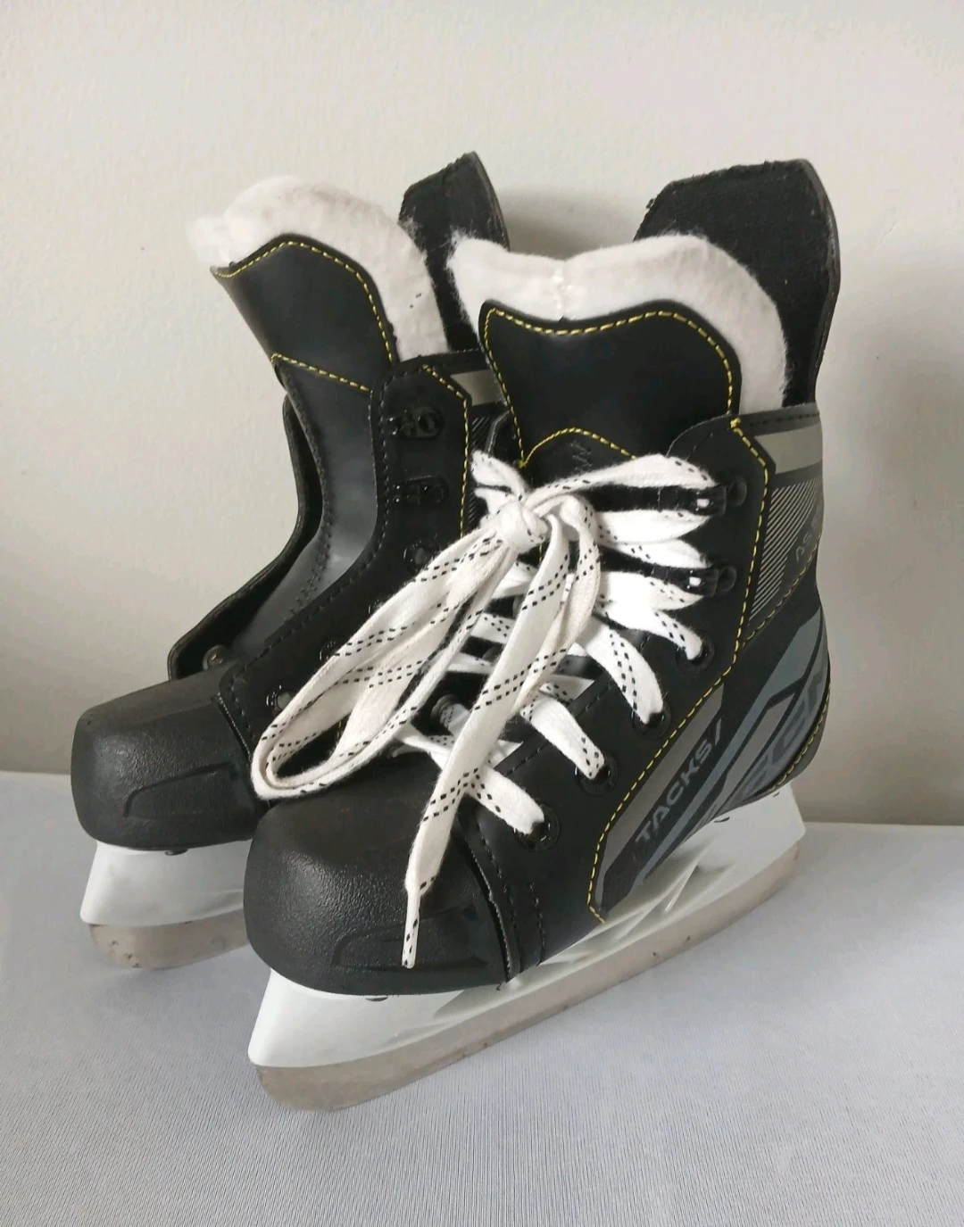 Brand New CCM Tacks AS-550 Youth Ice Skates Size 11 Regular fit - photo 4