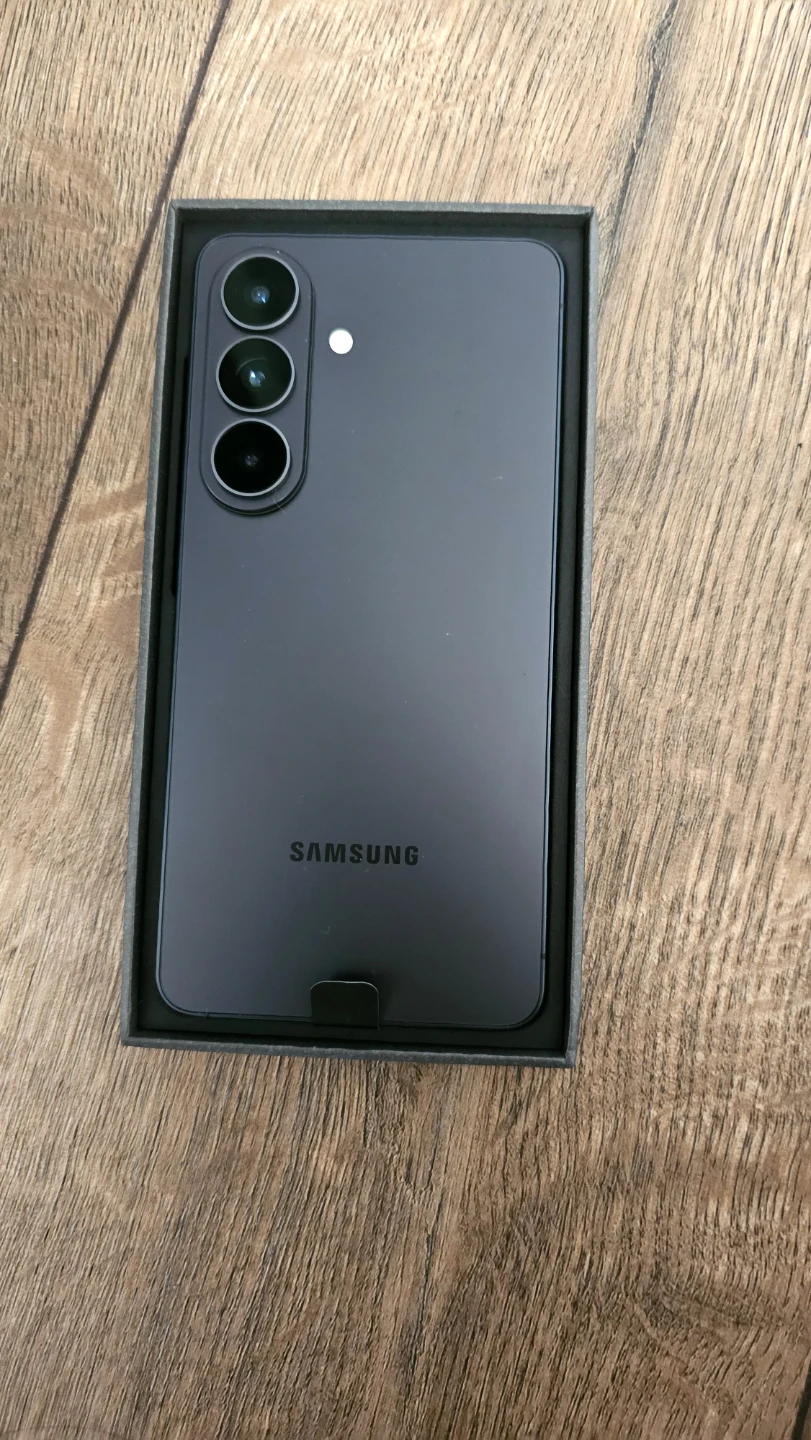 Brand New Samsung Galaxy S26 – 256GB – Black - photo 4