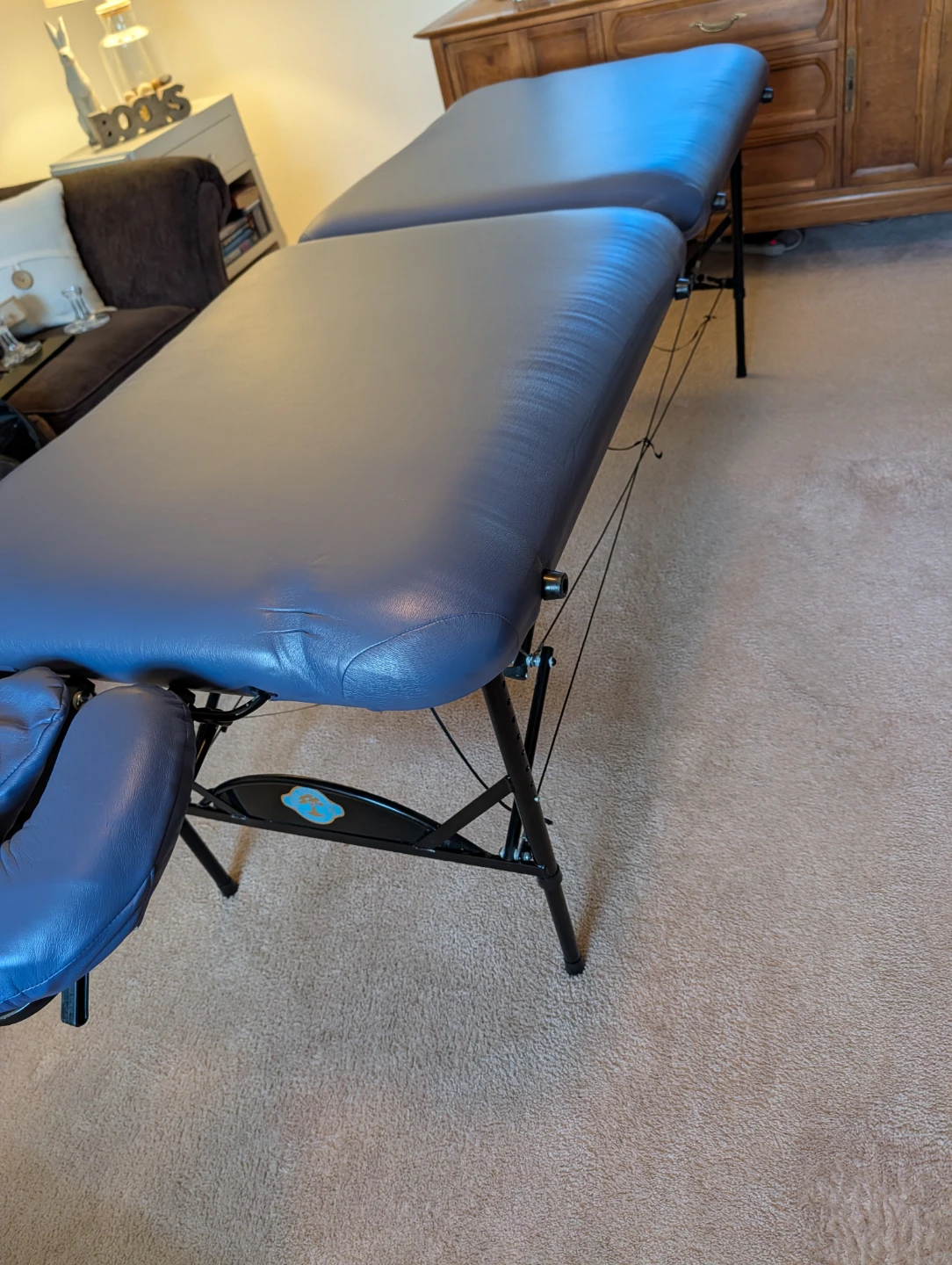 Massage table with sheets and sherling cover - photo 5
