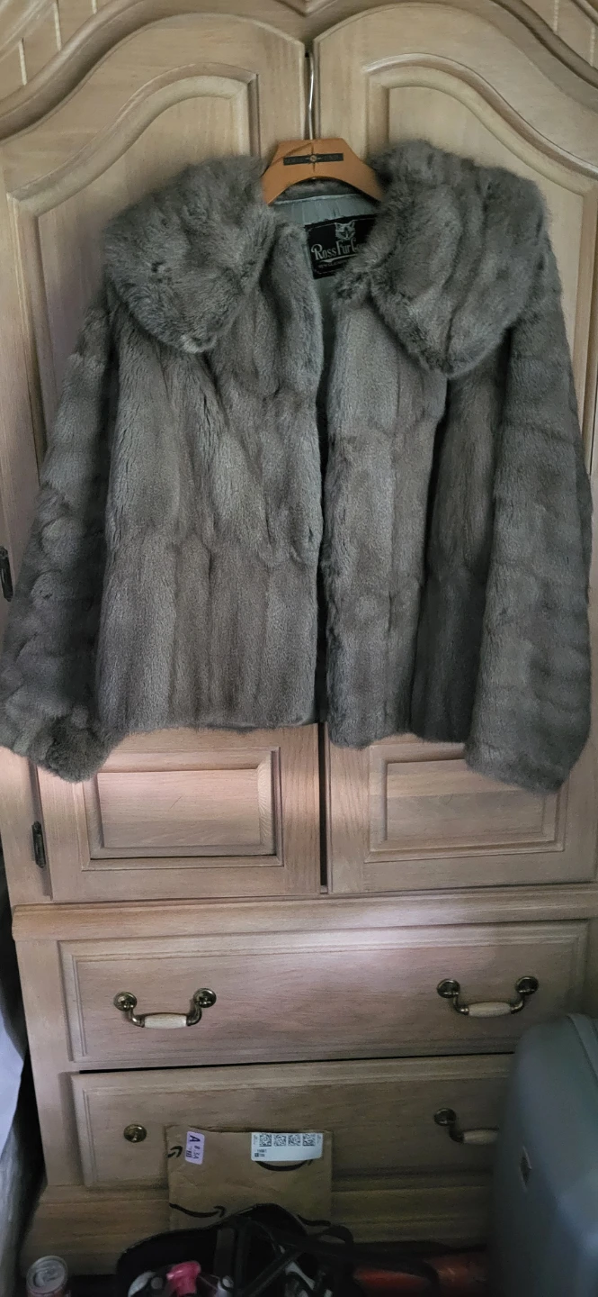 Mink coat/shawl by Ross Fur Co. - photo 3