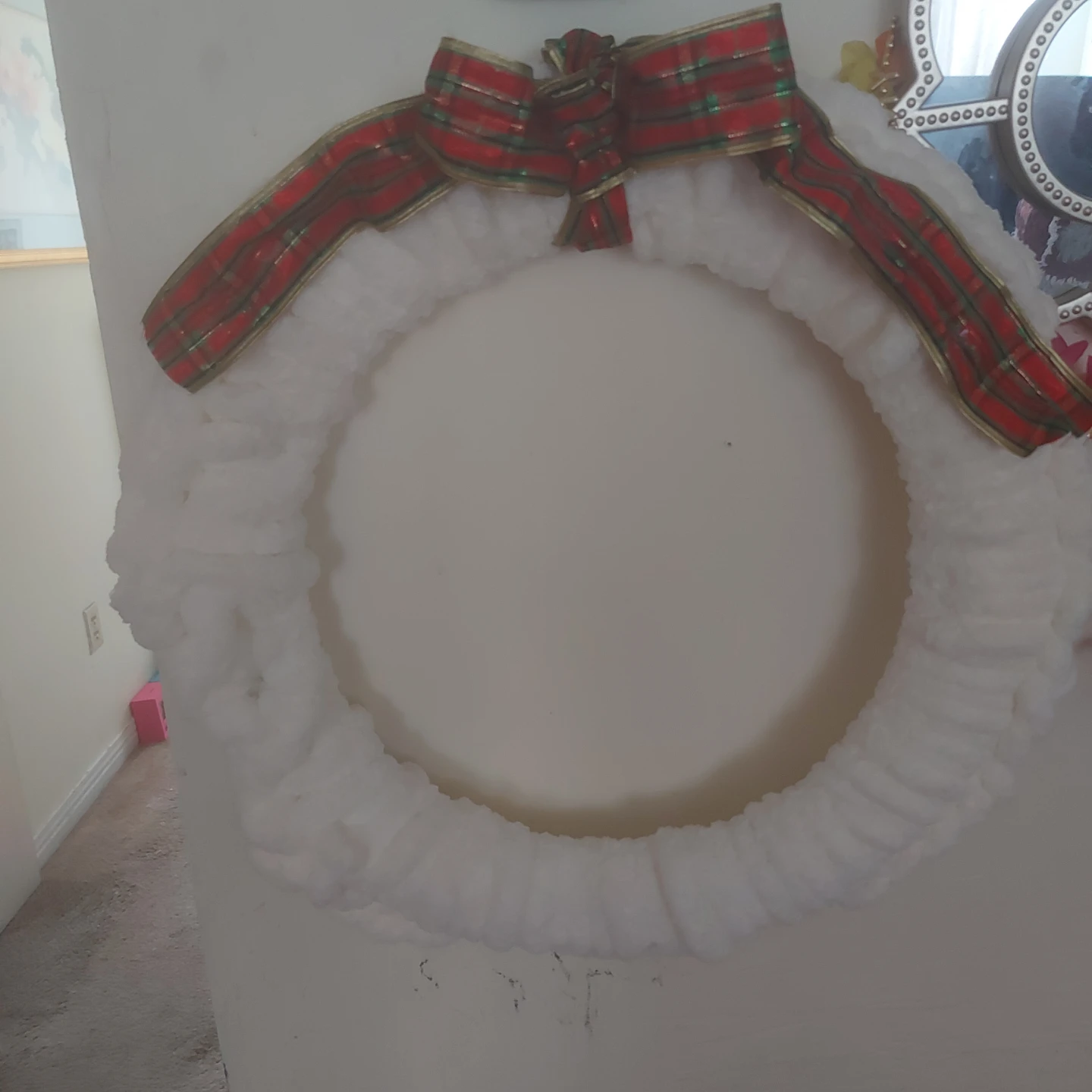 White Yarn Christmas Wreath with Ribbon - photo 3