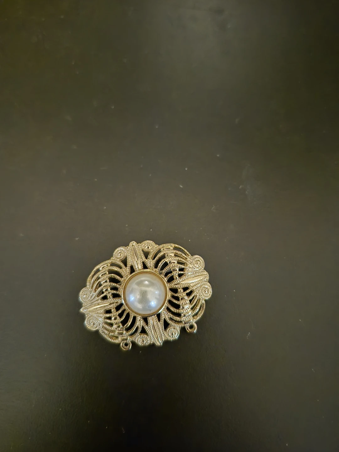 Vintage Gold-Tone Pearl Brooch🏈