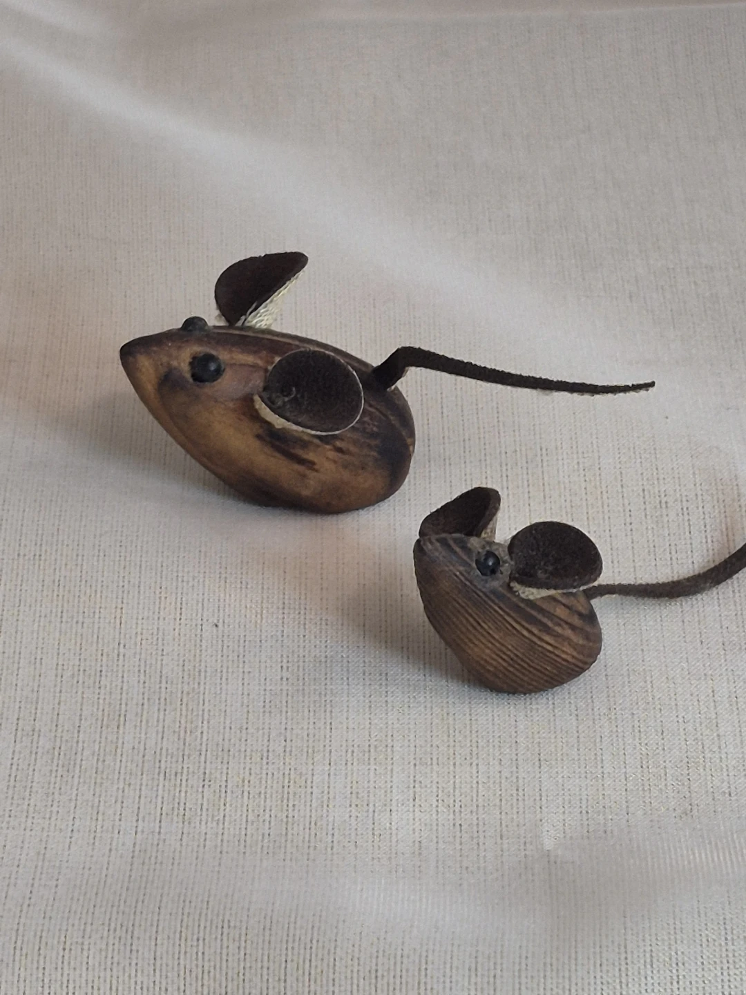 Pair of So Cute Vintage Tiny Hand Carved Hand Made Wooden Mice - photo 2