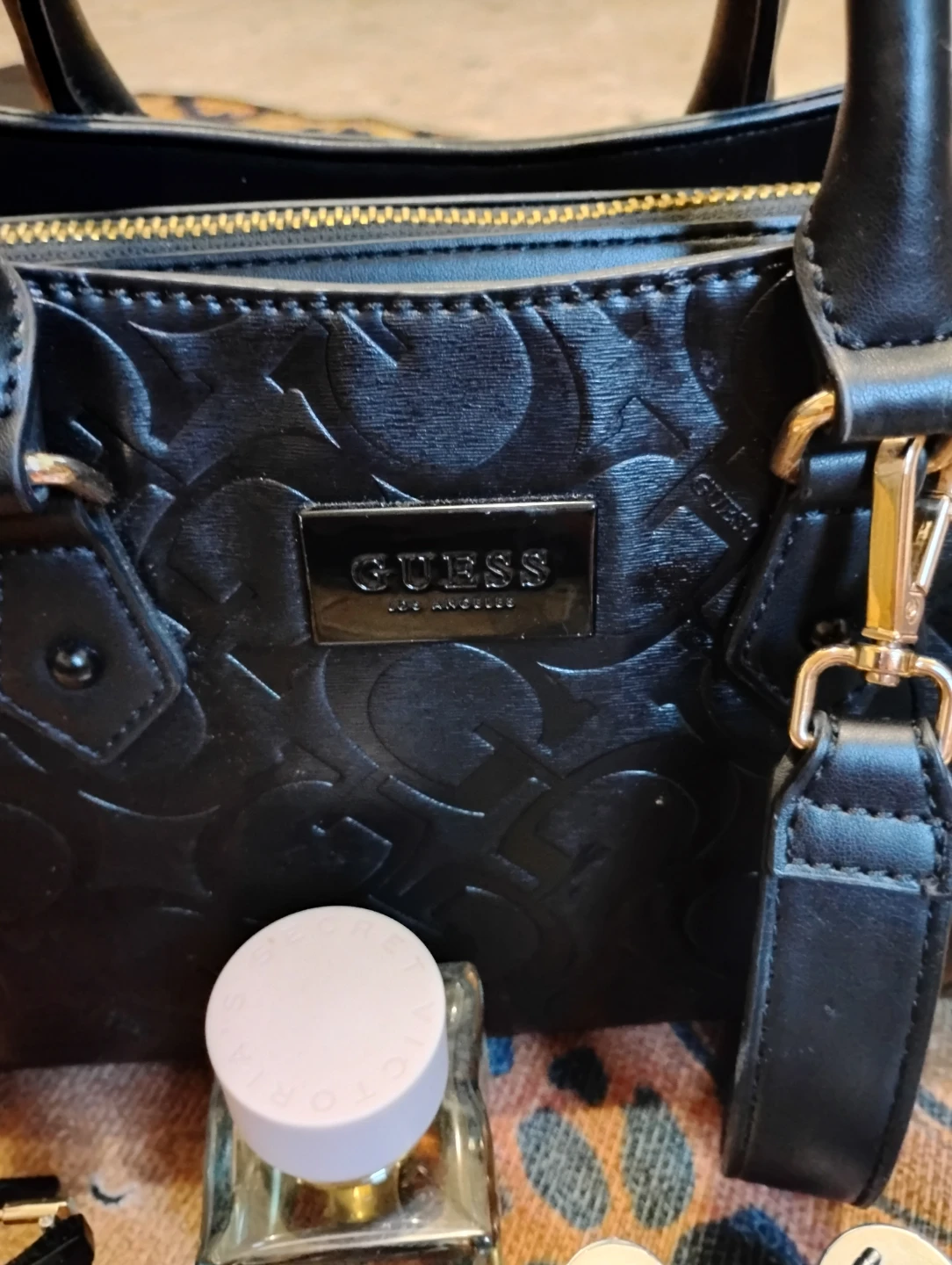 Authentic Guess Black Handbag with facial n lip masks perfume - photo 4
