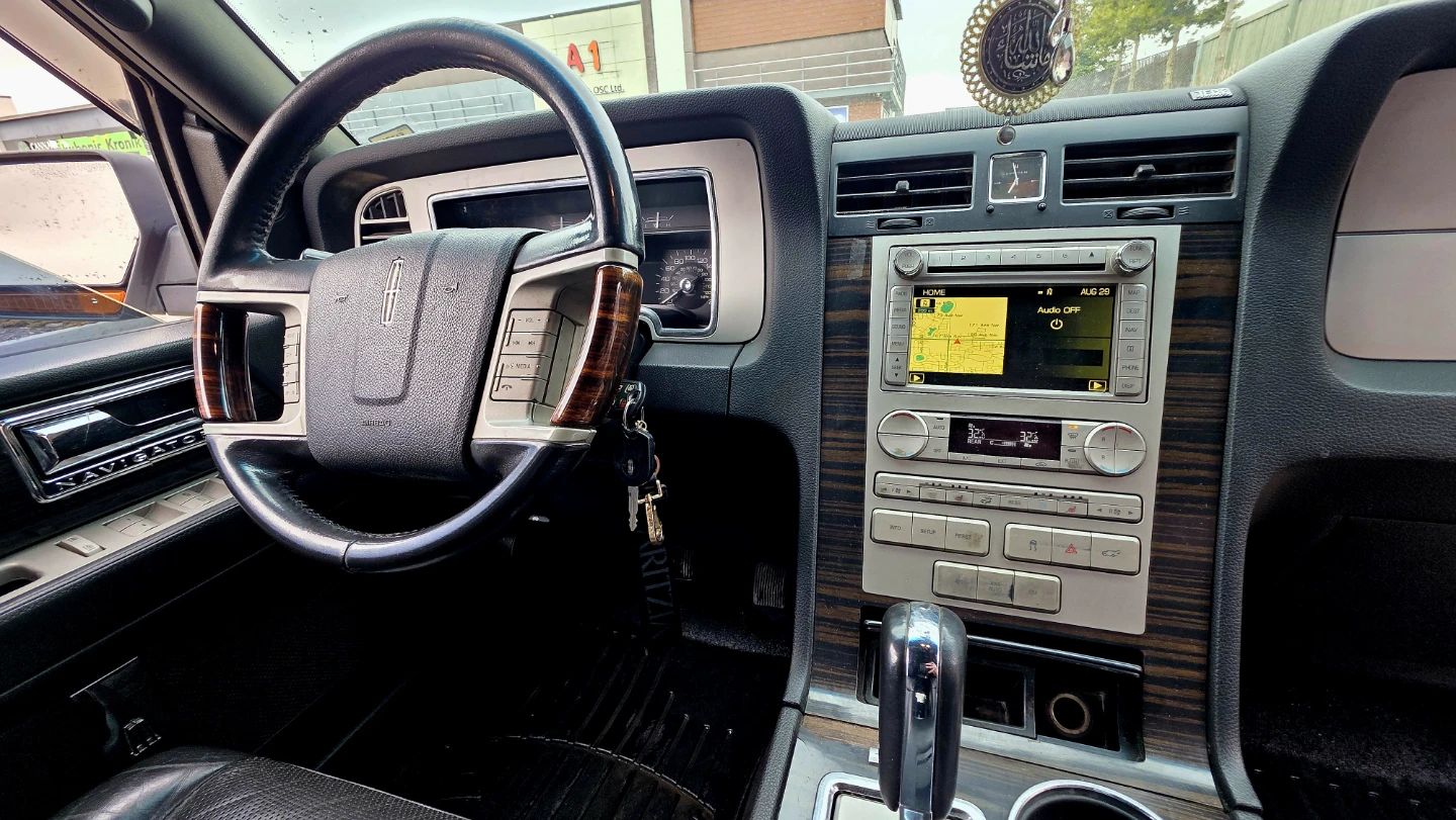 2009 White Lincoln Navigator SUV - photo 3