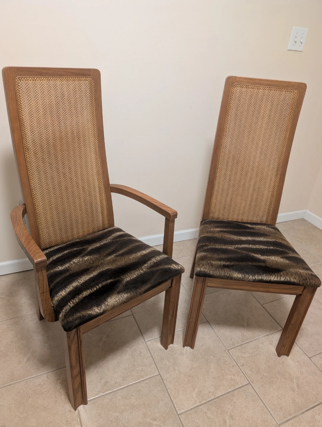 *CANADIAN MADE* Authentic 1970s MCM Chairs. Mint condition.