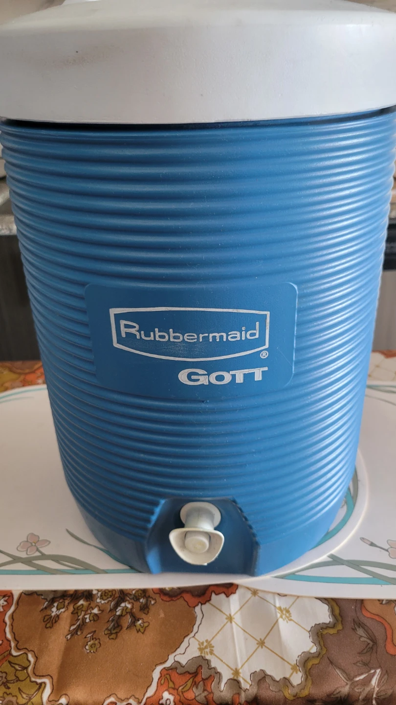 Rubbermaid GOTT 2 Gallon water cooler