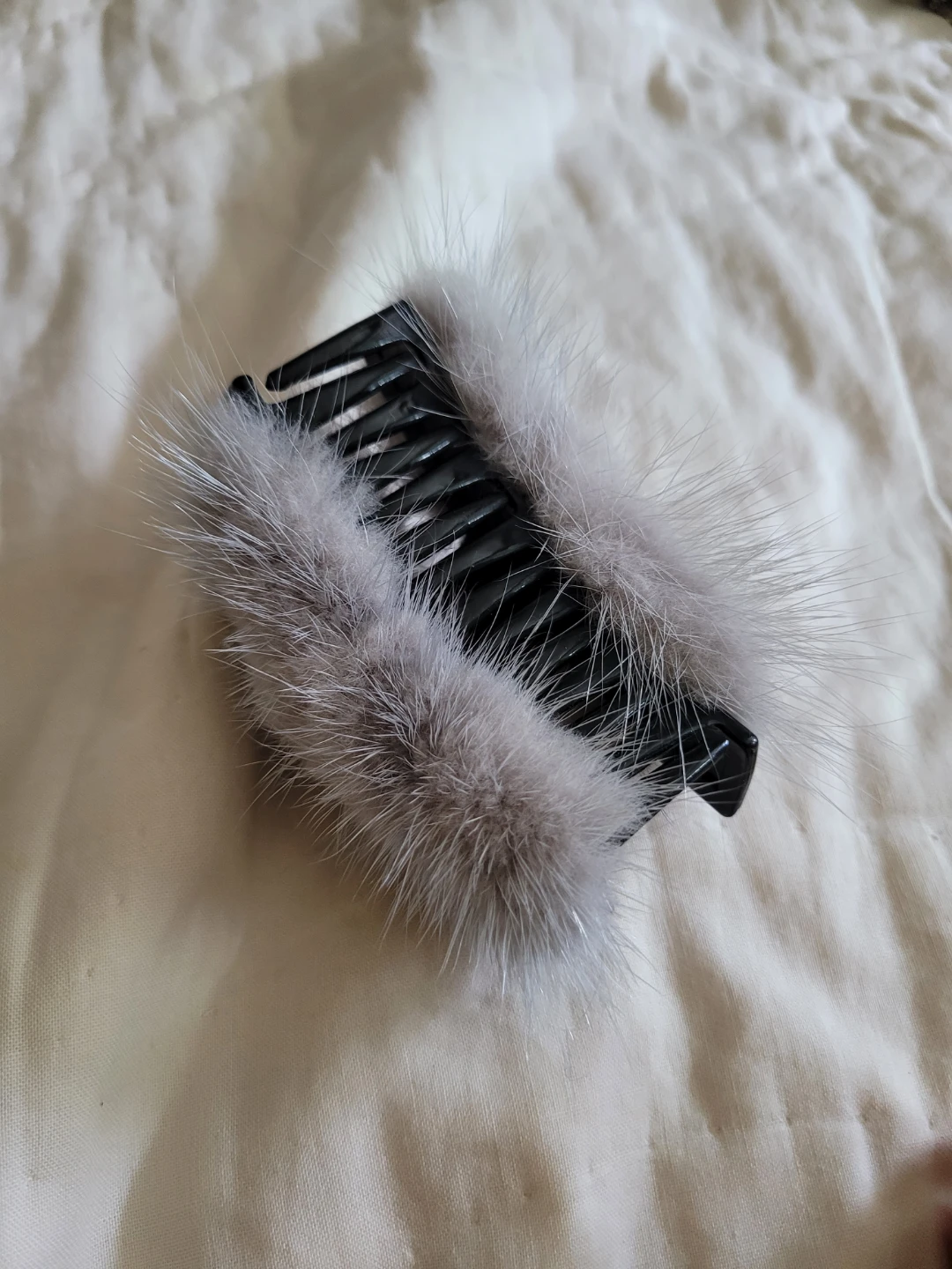 Grey faux fur hair claw clip🏈 - photo 4