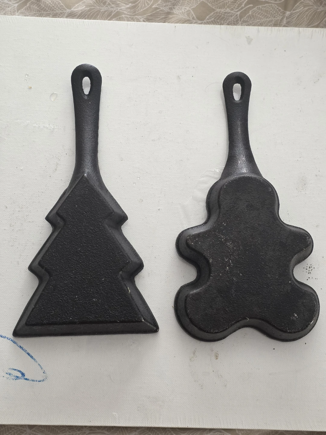 Set of 2 Holiday Shaped Cast Iron Mini Skillets - photo 2