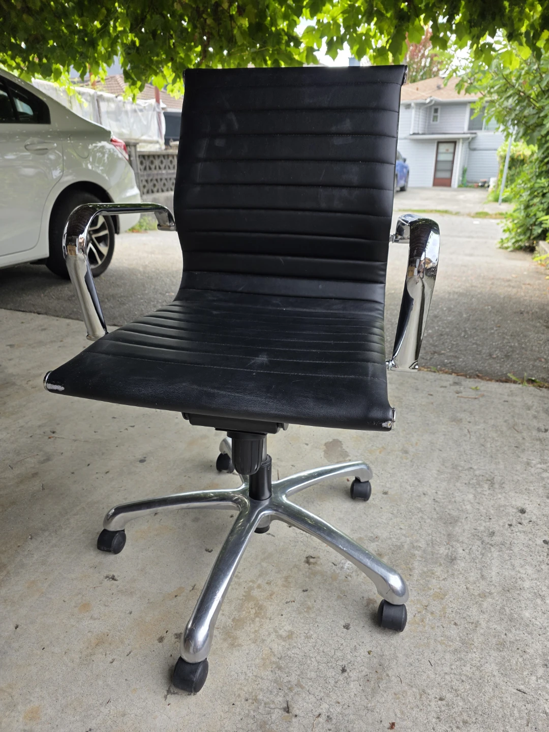 Black ribbed office chair - photo 2