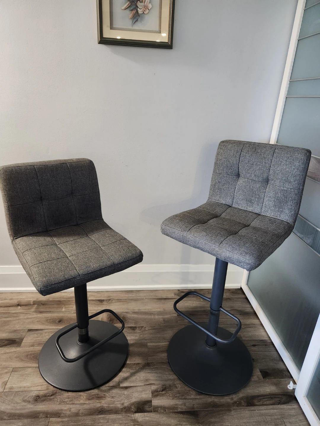 🇨🇦  2 Grey Swivel Bar Stools