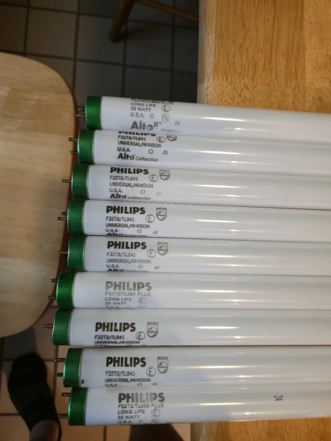 Lot of 9 Philips 4FT T8 Fluorescent Bulbs – 32W - photo 5
