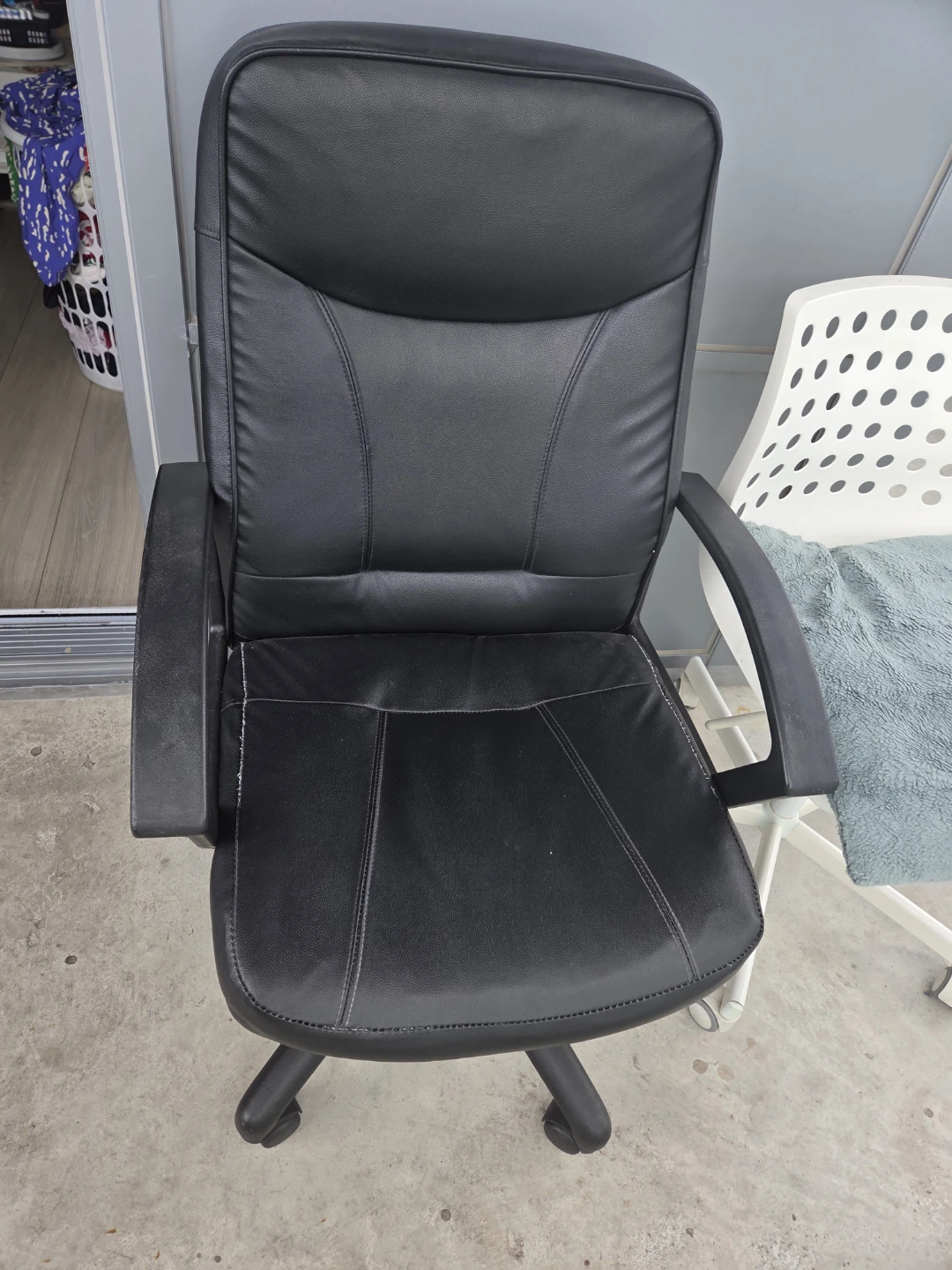 Black office chair - photo 2