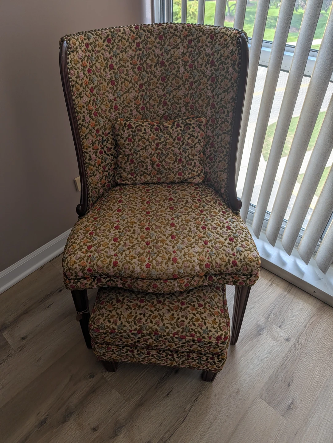 Beautiful chair and ottoman set - photo 2