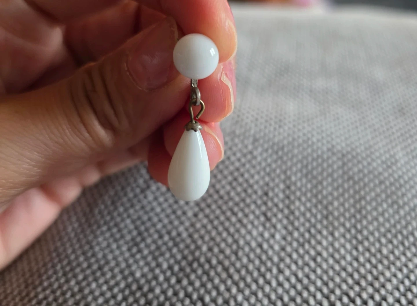 Vintage White Teardrop Screw-Back Earrings - photo 4