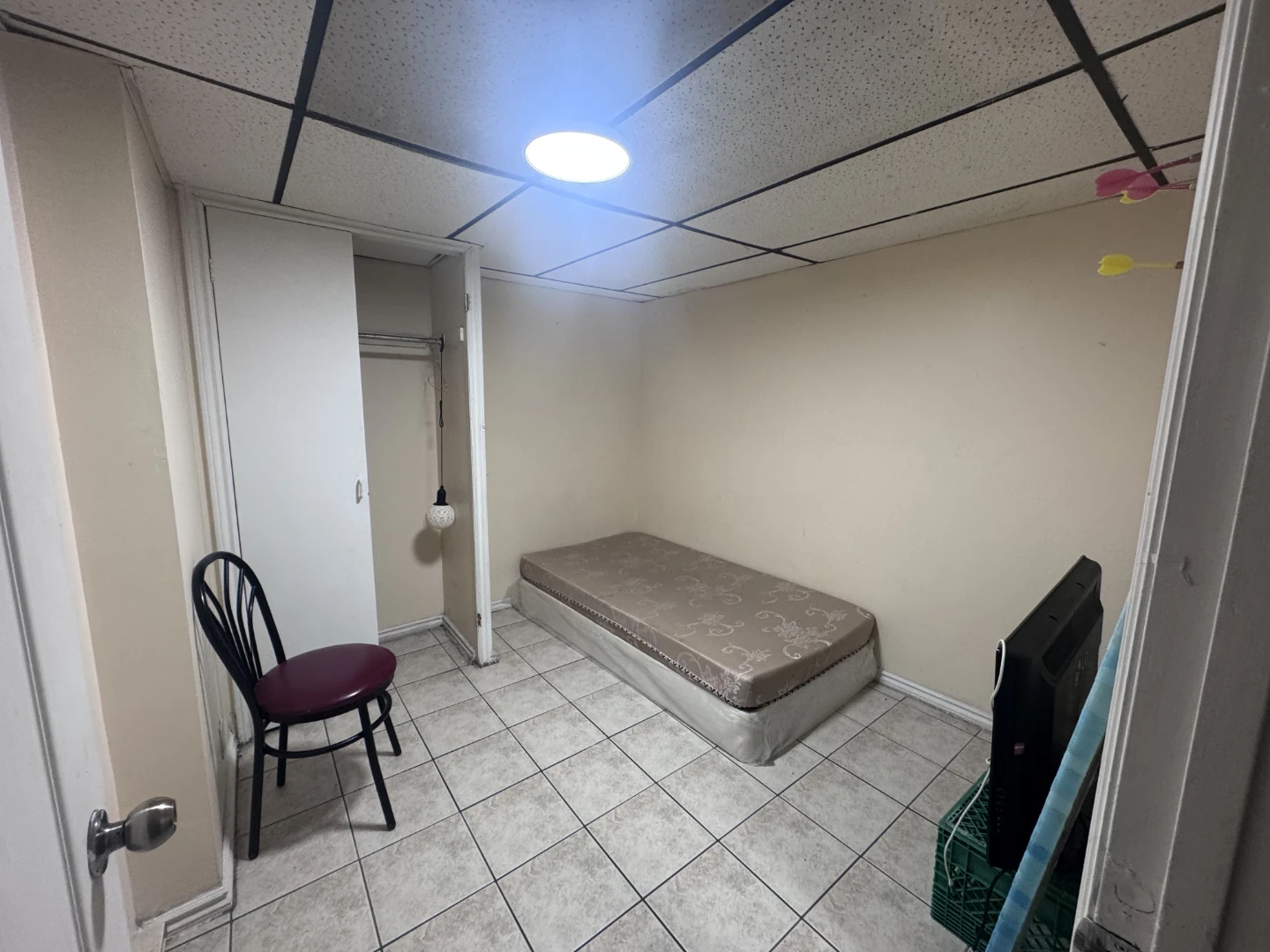 Basement Apartment studio room &Den - photo 4