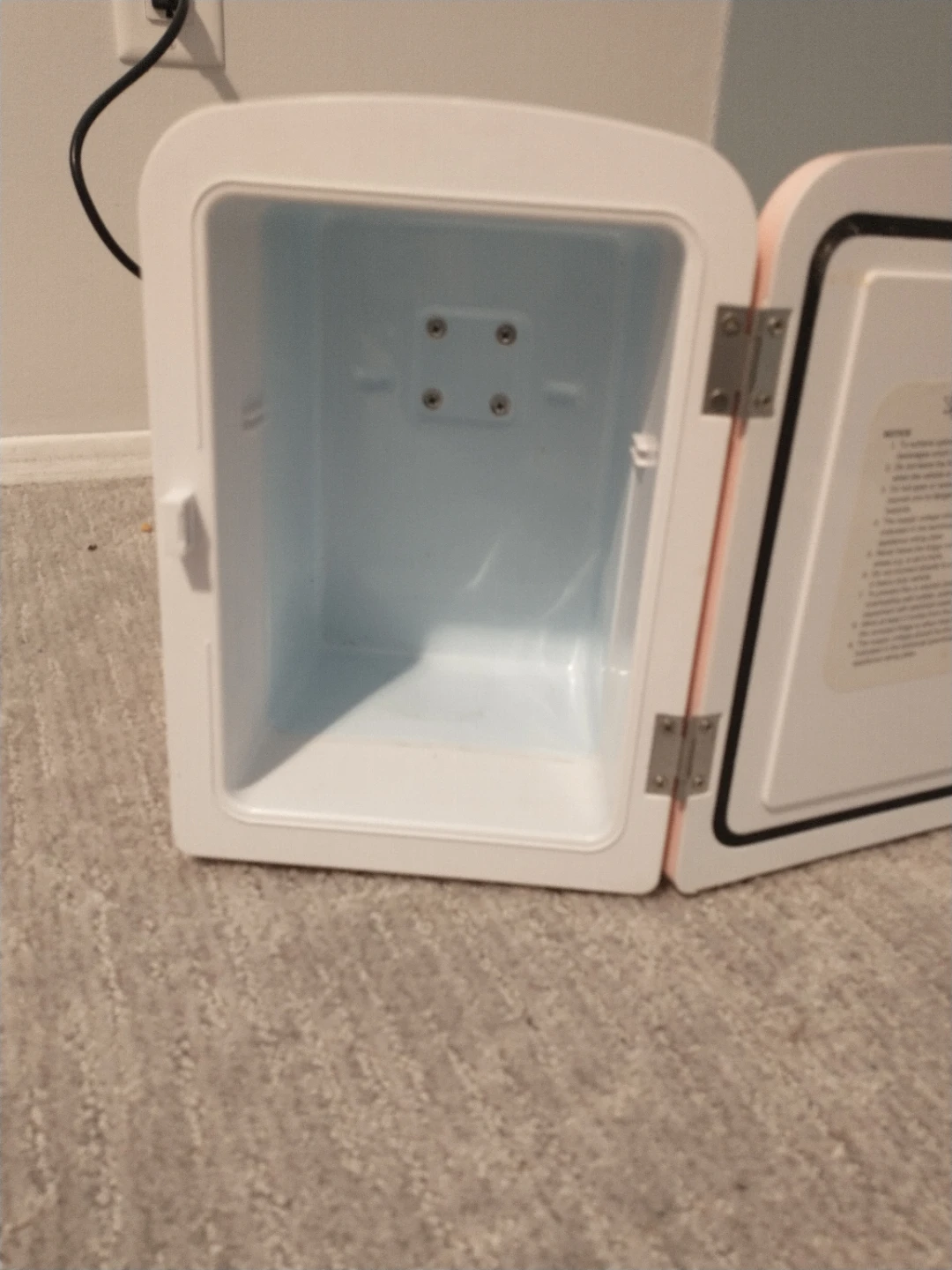AstroAI Pink Mini Fridge - photo 2