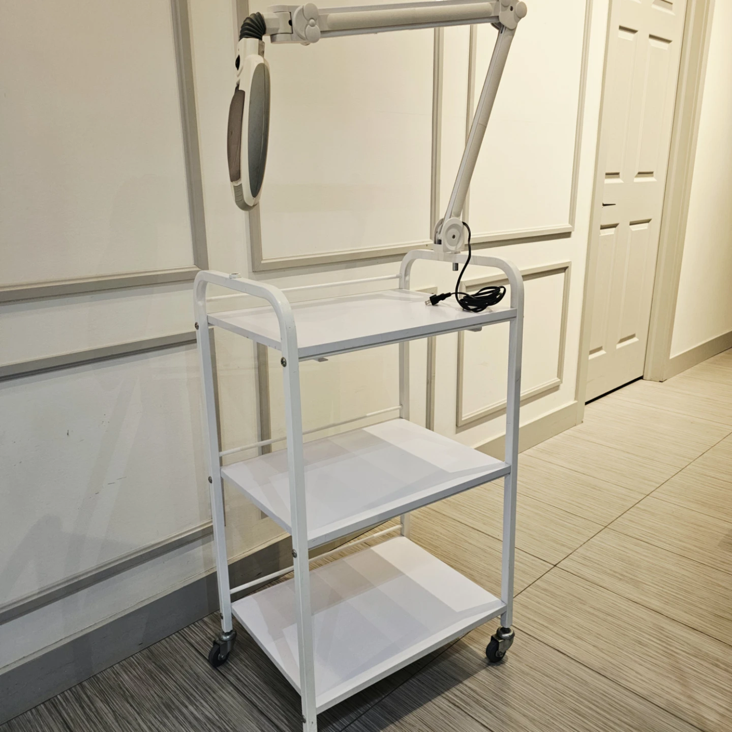 Rolling Salon Trolley with Magnifying Lamp