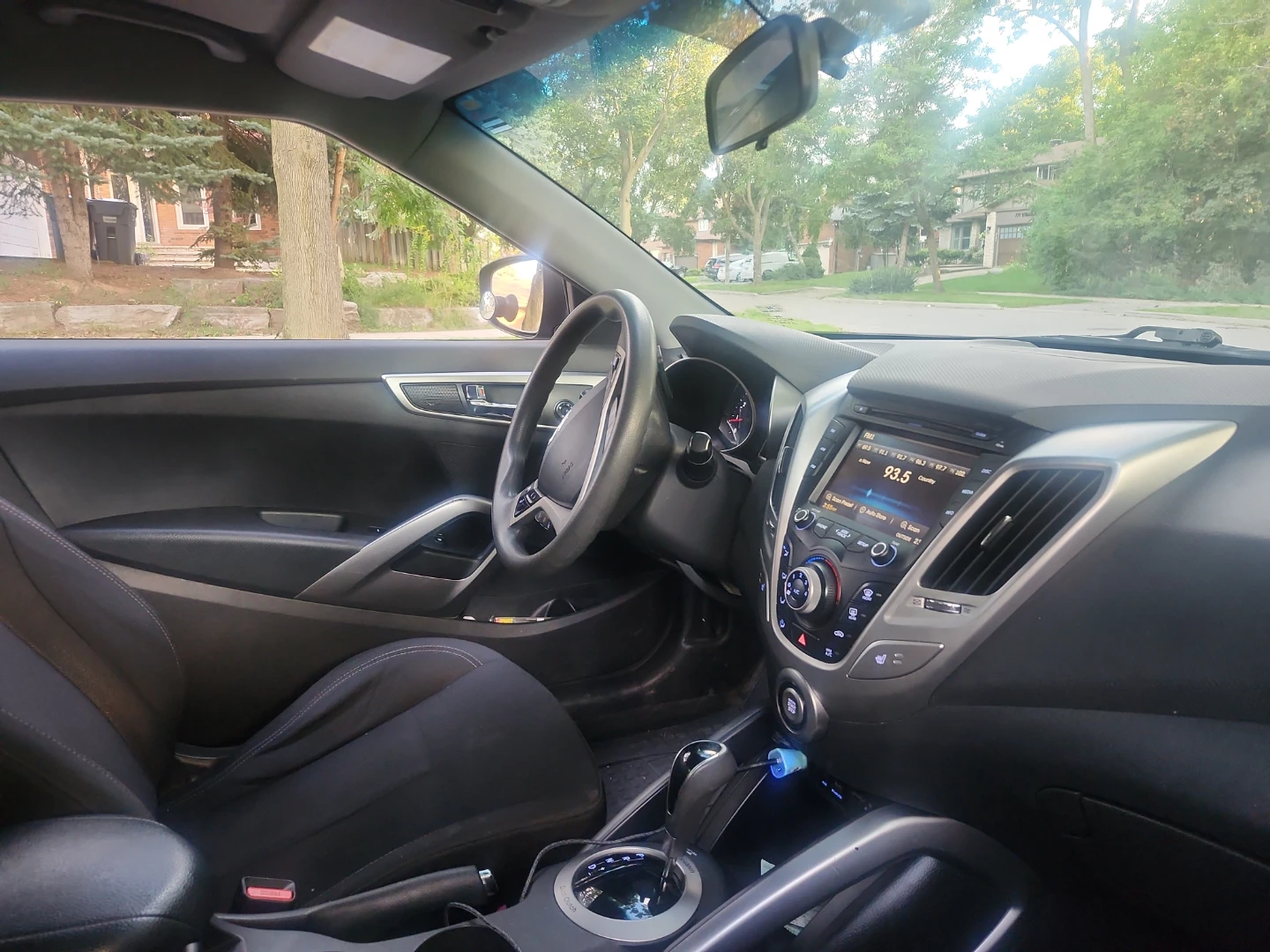 Hyundai Veloster Grey. CLEAN CARFAX - photo 2
