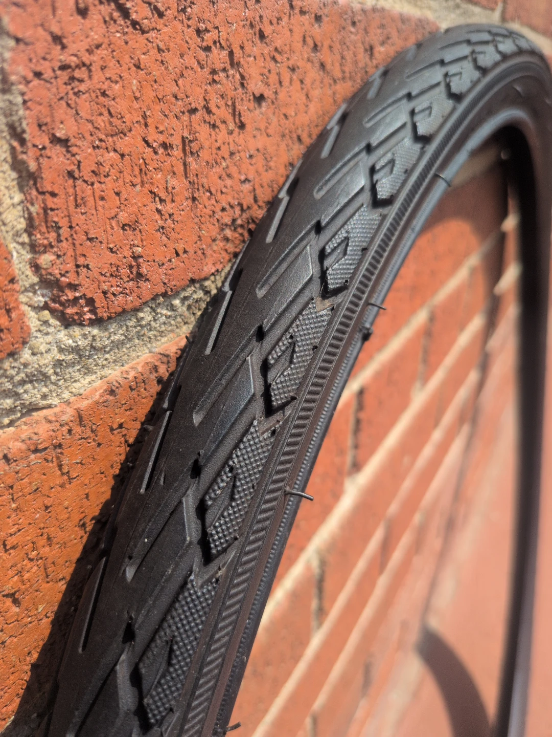 One 28" (700c) hybrid bike tire