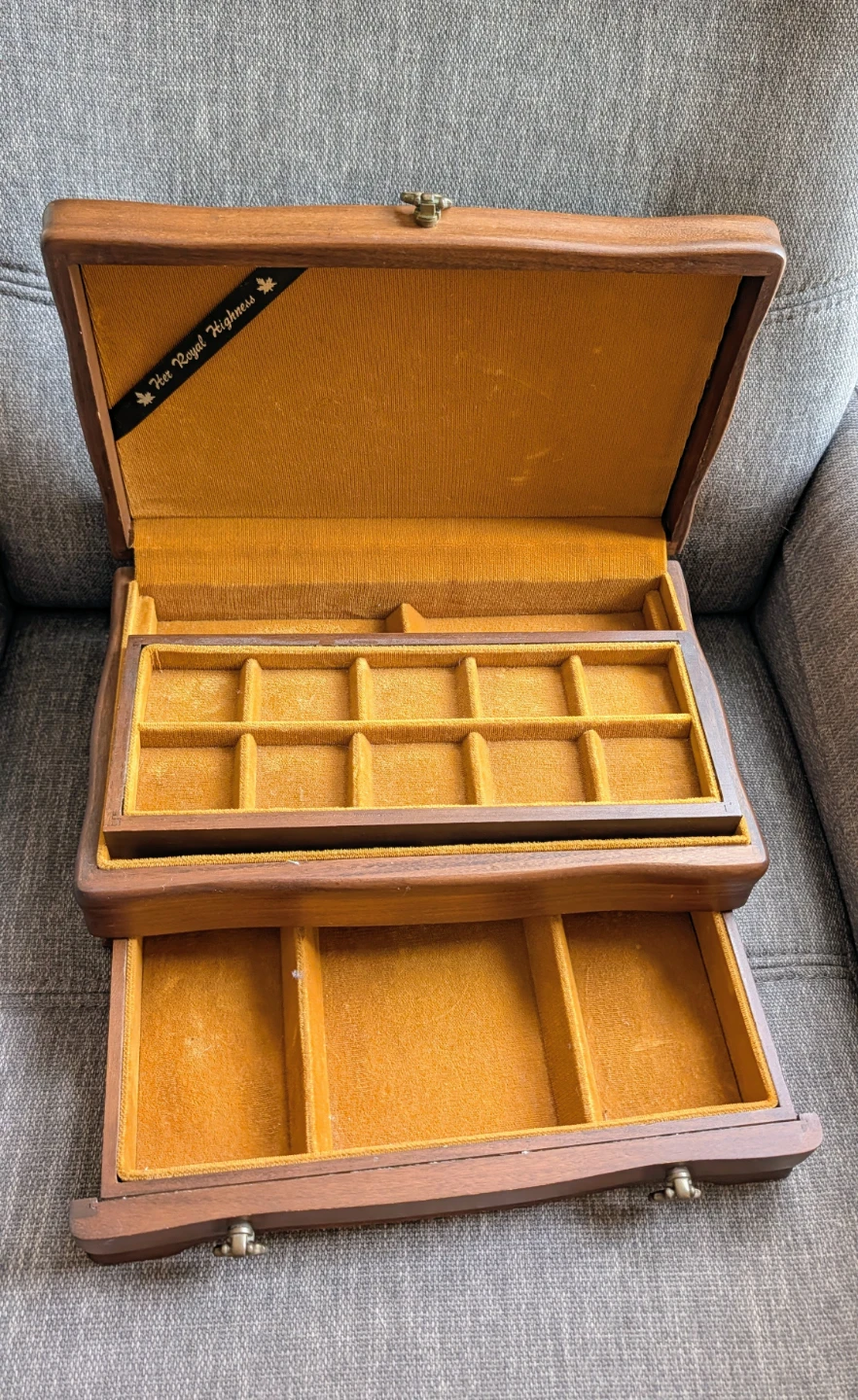 Her Royal Highness Vintage Wooden Jewelry Box - photo 4