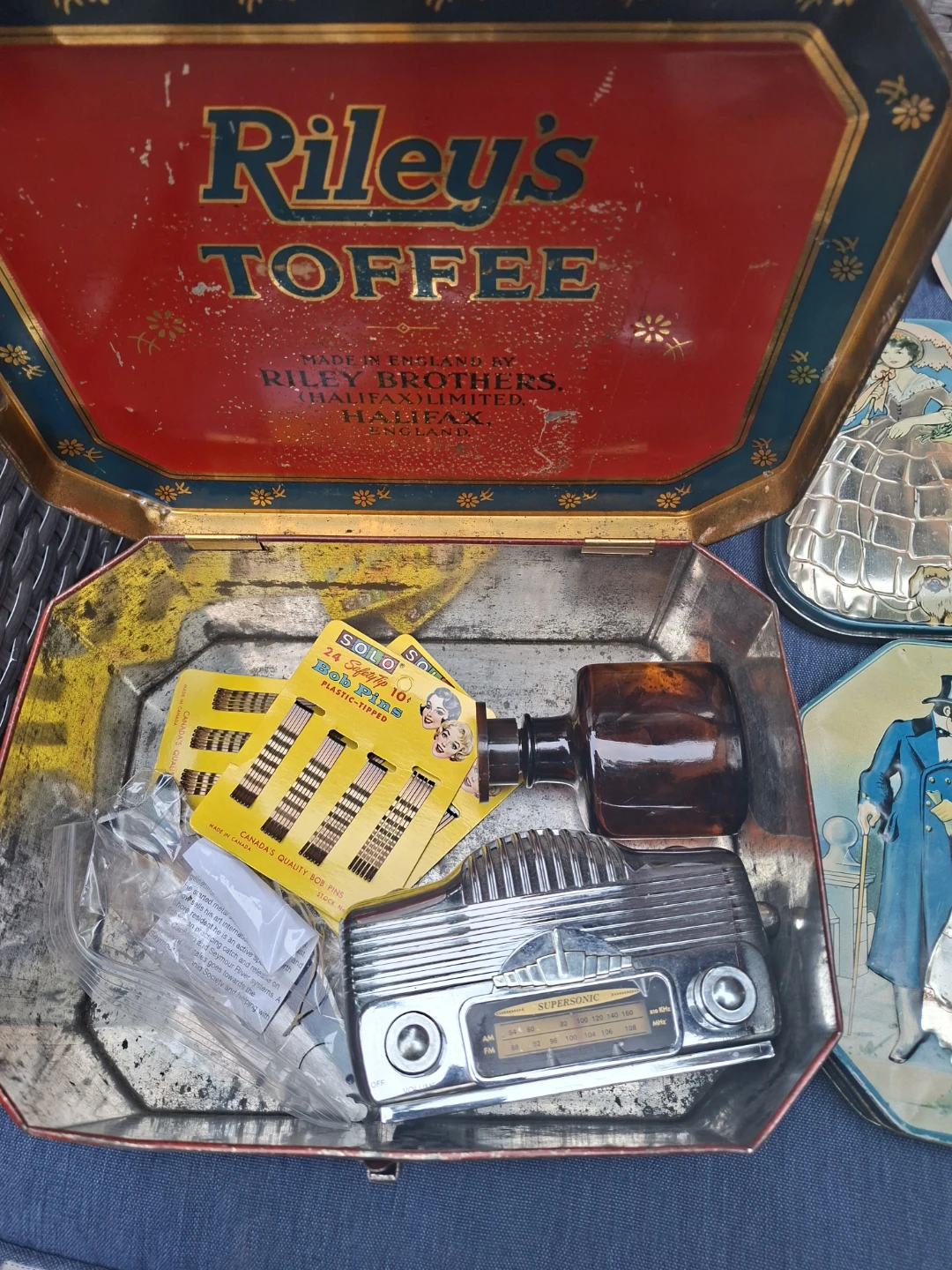 Vintage tins and assorted old items - photo 3
