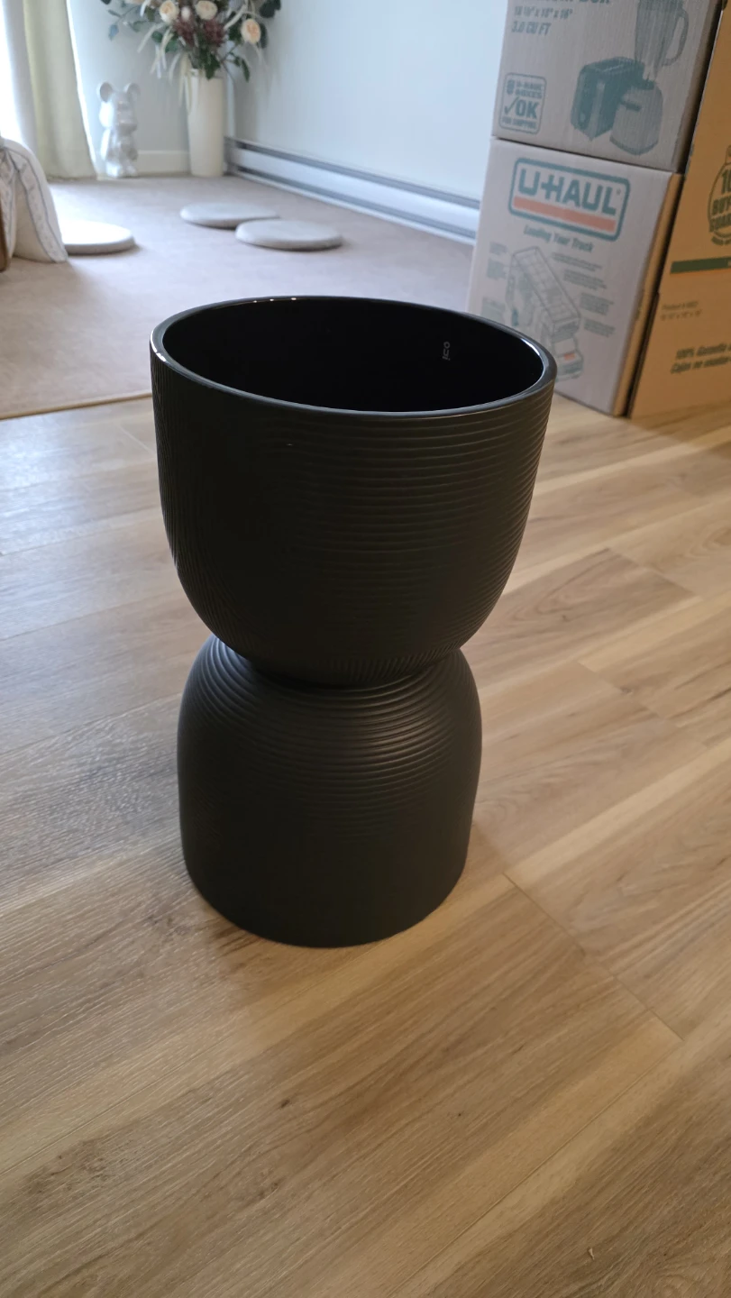 OUI Black Ribbed Planter