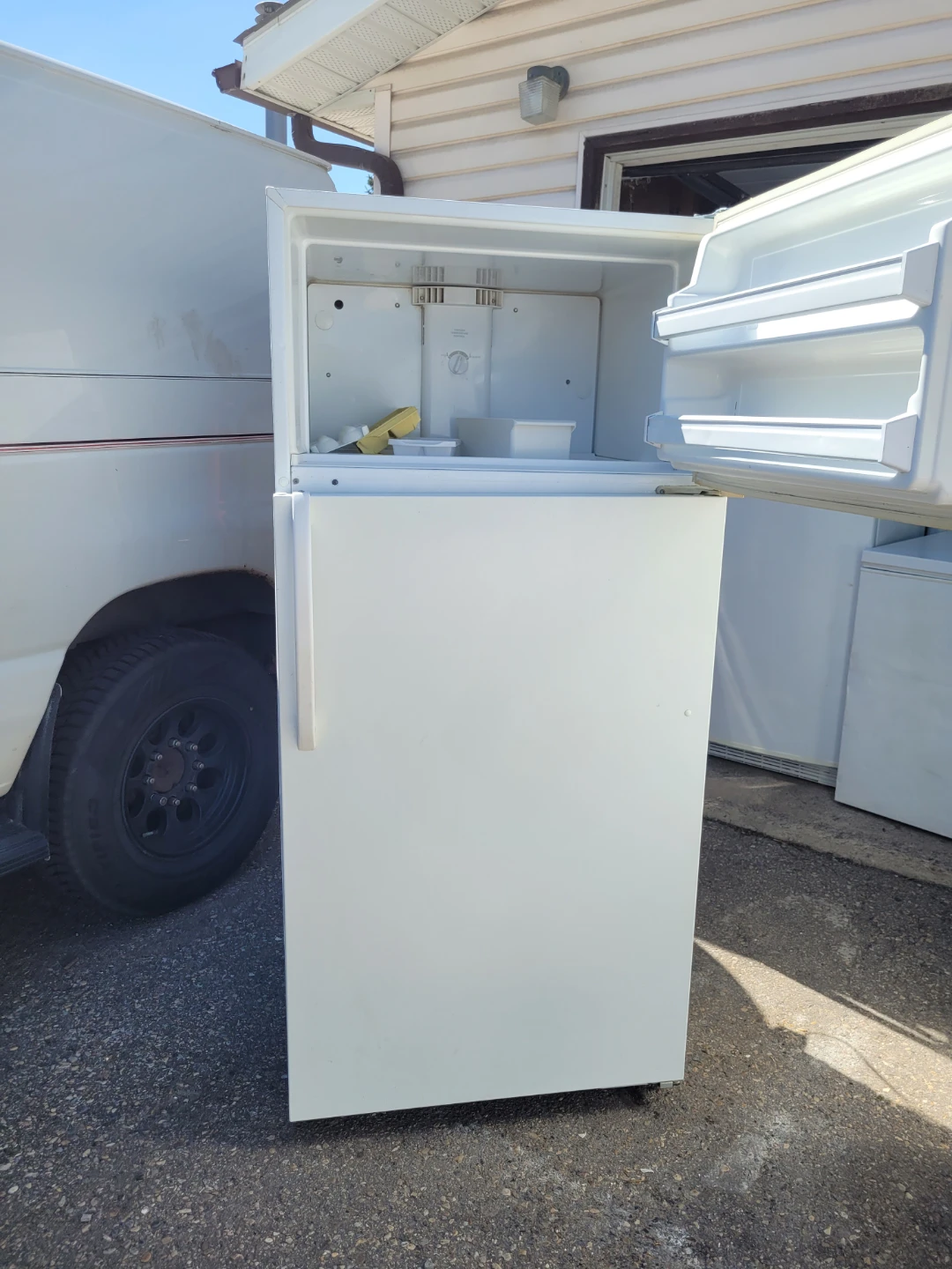 White Top Freezer Refrigerator - photo 3