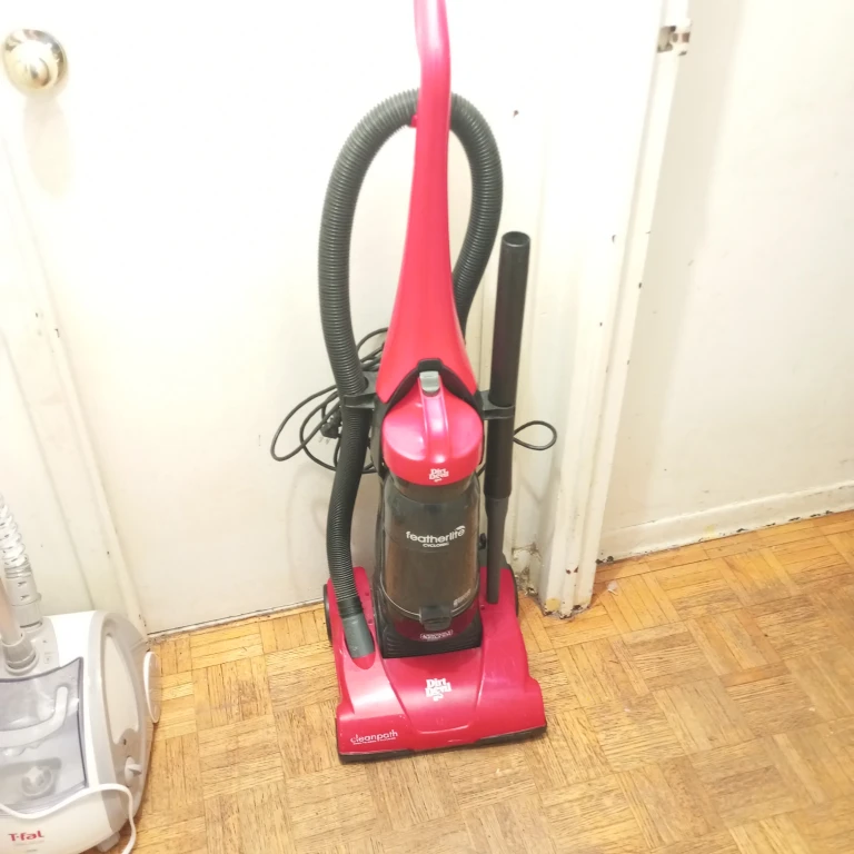 Dirt Devil Featherlite Cyclonic Vacuum