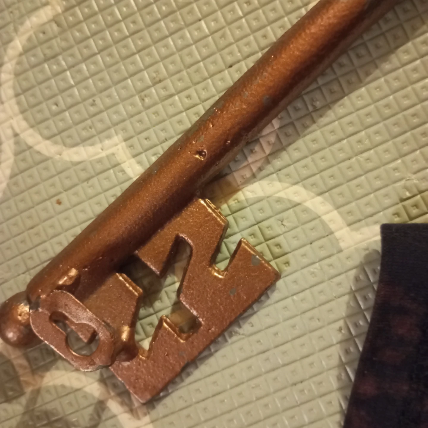 Vintage-Style Decorative Cast Iron Key Holder - photo 3