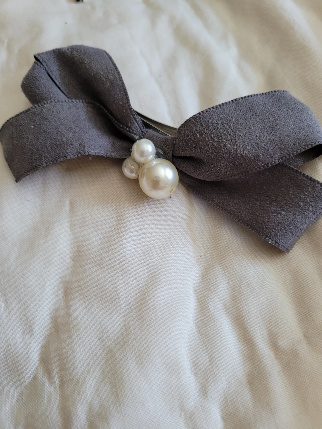Gre🏈y Bow Hair Clip with Faux Pearls