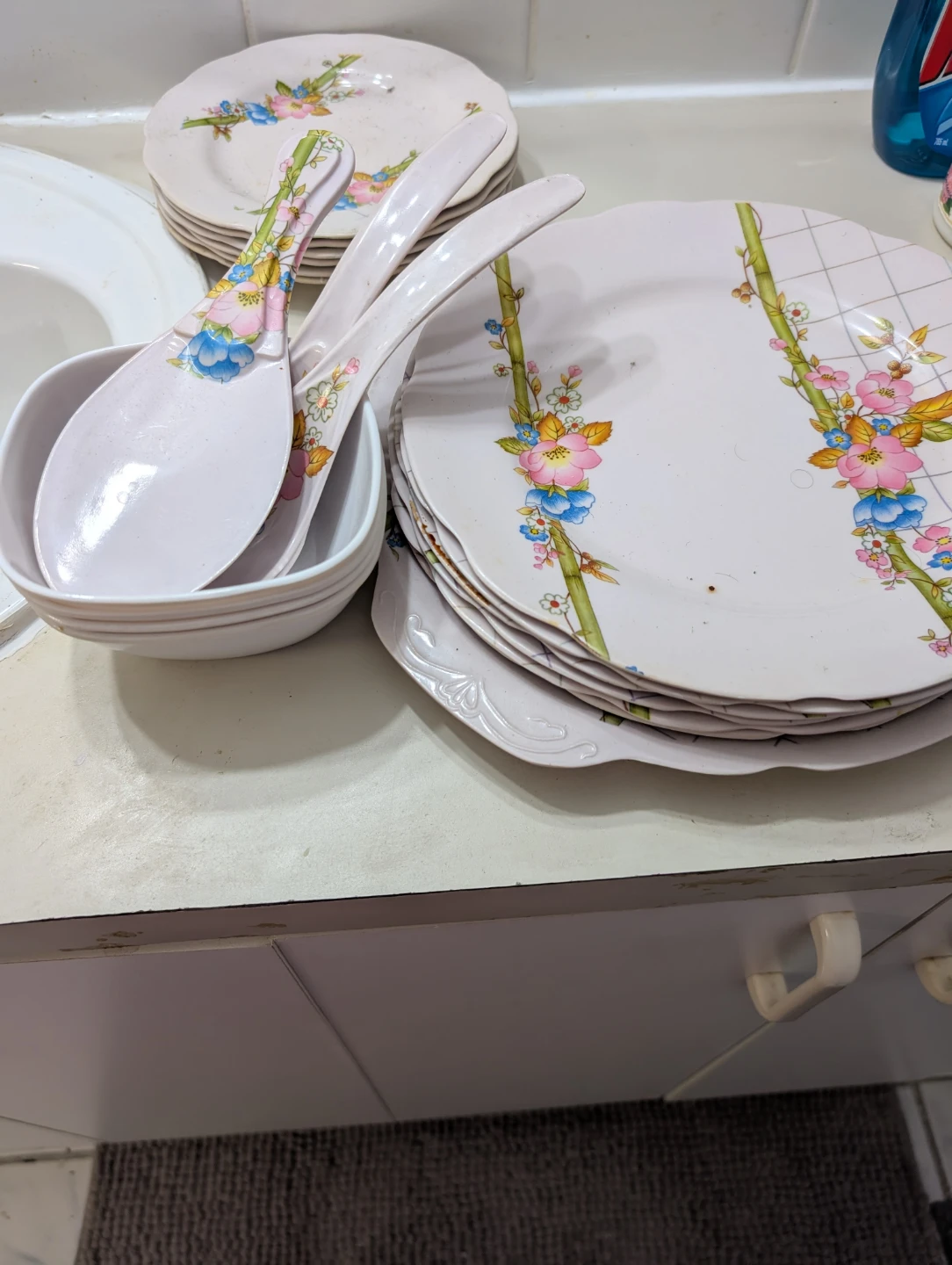 Floral pattern dinnerware set