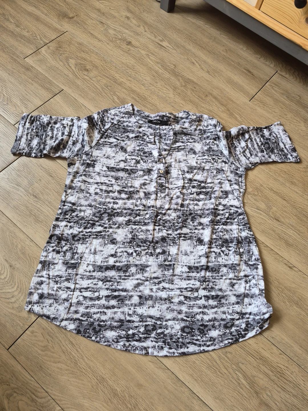 City Line Black and White Patterned Top size M - photo 2