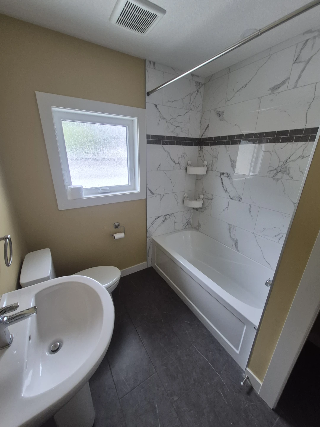 Thorncliffe 4 bedroom house rental - photo 2