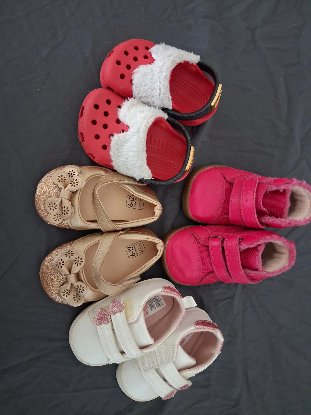 UGGS BOOTS SIZE 2 CROCS SIZE (2)(3) BUNDLE SHOES.