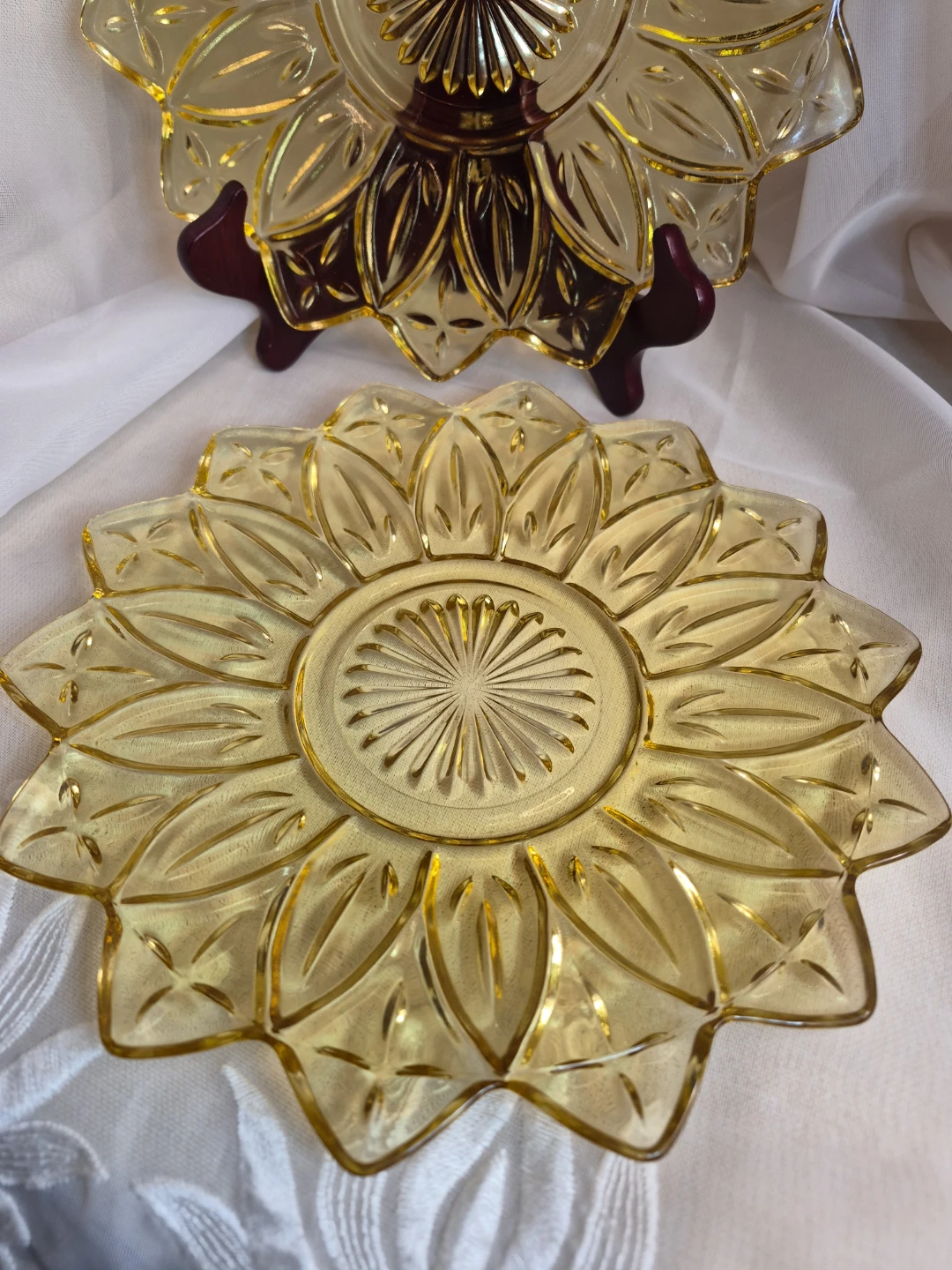 Pair of Beautiful Vintage 9 1/4" Round Amber Federal Glass - photo 3