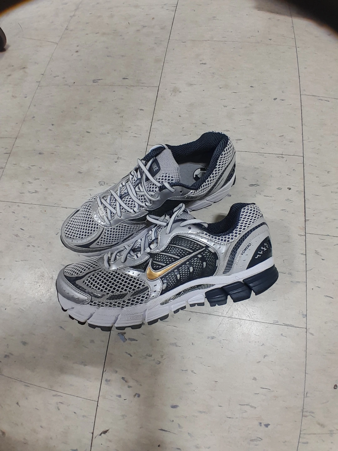 Nike Zoom Vomero Running Shoes Men's Size 11.5
