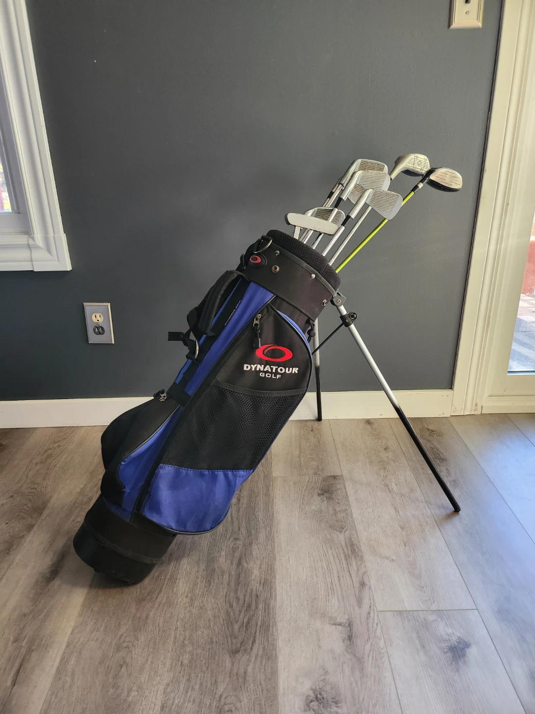 Dynatour Golf Stand Bag & Mixed 8-Club Set (Right Handed)