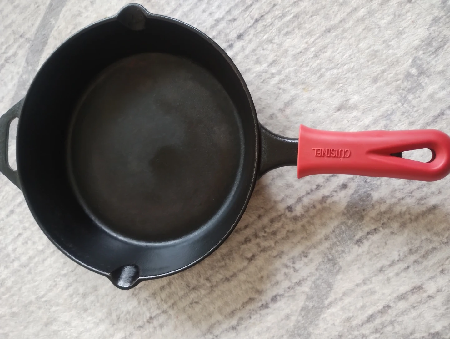 Cuisinel Pre-Seasoned Cast Iron Skillet with Red Silicone Cover