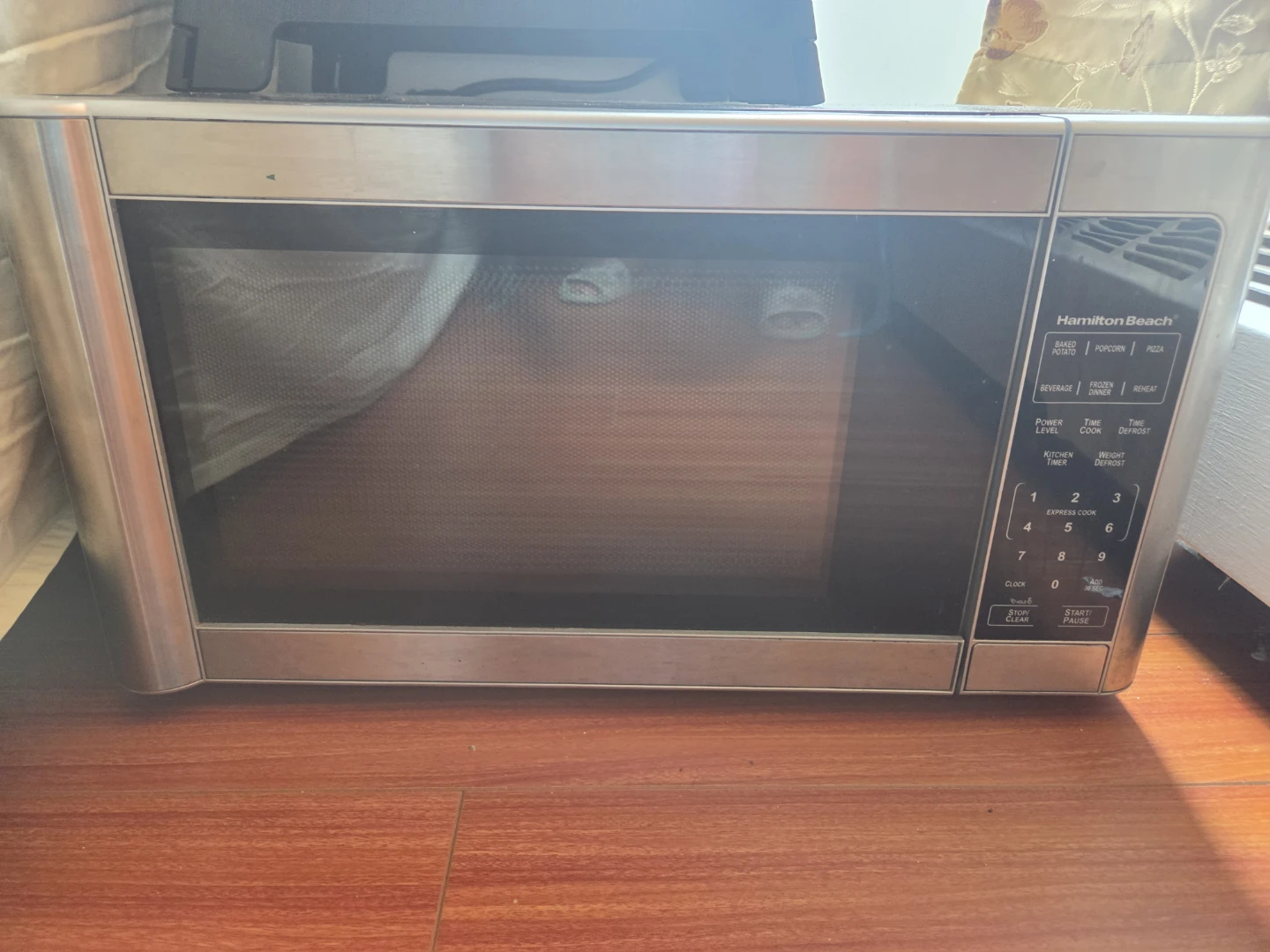 Hamilton Beach Microwave Oven - photo 2
