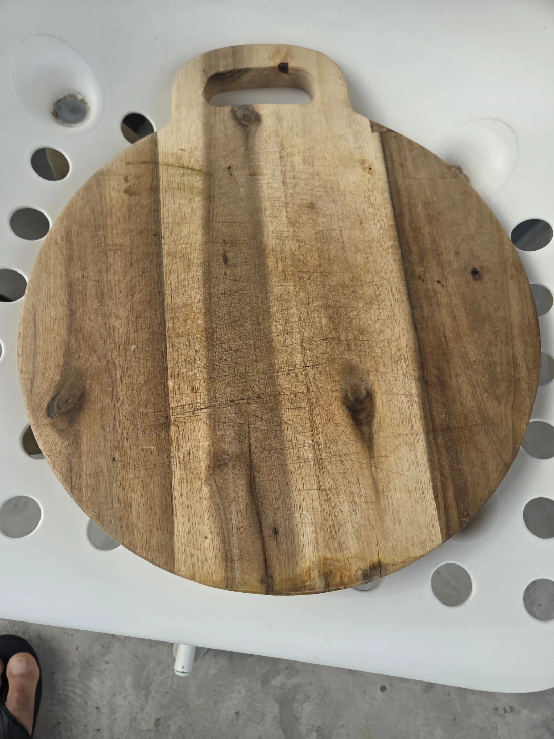 Round wooden cutting board with handle