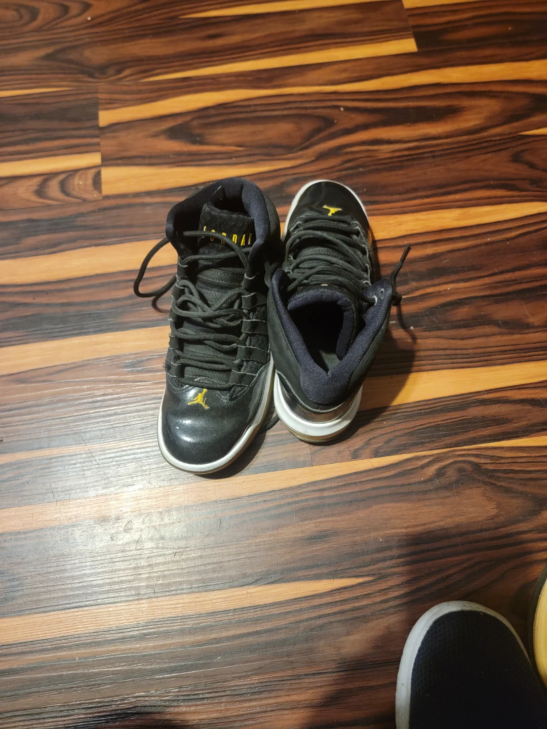Jordan Max Aura Black and Gold Shoes - photo 2